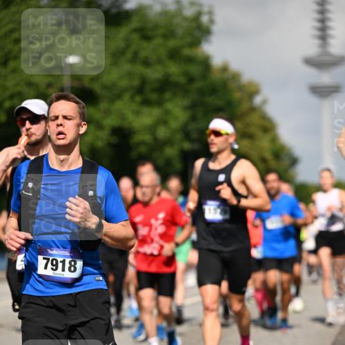 29.06.2025 - hella hamburg halbmarathon Dr. Thomas Lammeyer http://msf.ph/oto/8511991 29.06.2025 10:01:10 Kennedybrücke 1030, 1086, 1327, 1442, 2025, 2111, 2119, 2138, 2595, 2814, 2855, 3093, 3103, 3791, 4261, 4299, 4558, 4726, 4770, 5013, 5018, 5021, 5024, 5319, 5744, 5820, 6033, 6125, 6631, 6720, 6762, 6795, 6942, 7177, 7221, 7259, 7397, 7918, 7930, 7932, 8413, 8447, 8651, 8813, 8930, 8968, 9060, 9246, 9316, 9791, 9985, 9994, 10040, 10133, 10191, 10192, 10215, 10549, 10667, 10896, 11184, 11339 meine-sportfotos.de
