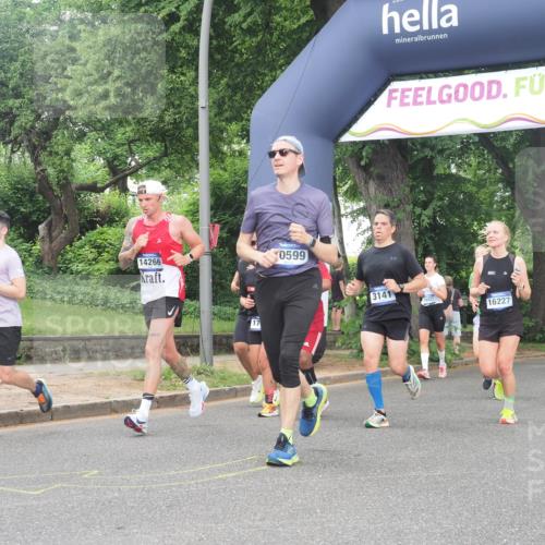 29.06.2025 - hella hamburg halbmarathon KatJ http://msf.ph/oto/8512024 29.06.2025 10:44:31 Zwischen KM18-KM19 1239, 1387, 2652, 2656, 3141, 4579, 6592 meine-sportfotos.de