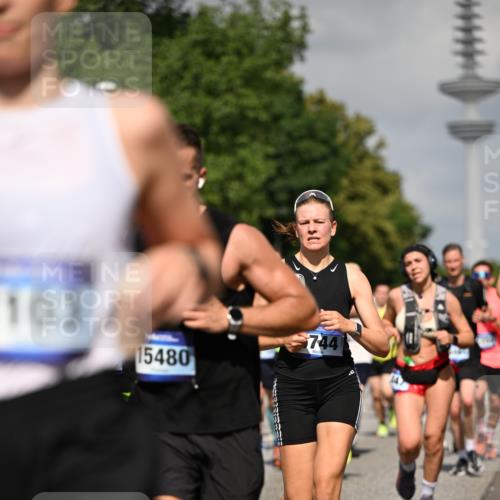 29.06.2025 - hella hamburg halbmarathon Dr. Thomas Lammeyer http://msf.ph/oto/8512179 29.06.2025 10:01:15 Kennedybrücke 1030, 1086, 1094, 1327, 1442, 2025, 2119, 2138, 2444, 2595, 2814, 2855, 3093, 3096, 3103, 3698, 4261, 4299, 4558, 4726, 5013, 5018, 5021, 5024, 5319, 5744, 5820, 5907, 6033, 6125, 6631, 6720, 6762, 6795, 6942, 7177, 7221, 7259, 7397, 7918, 7930, 7932, 8172, 8413, 8447, 8651, 8930, 8968, 9060, 9246, 9316, 9739, 9791, 9994, 10040, 10133, 10191, 10192, 10215, 10368, 10376, 10549, 10667, 10896, 11143, 11184, 11339, 11430 meine-sportfotos.de