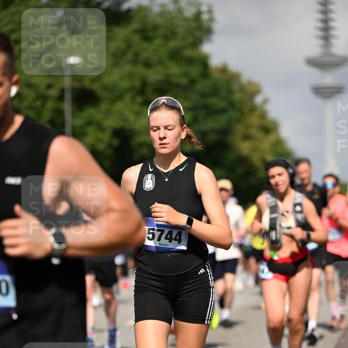 29.06.2025 - hella hamburg halbmarathon Dr. Thomas Lammeyer http://msf.ph/oto/8512225 29.06.2025 10:01:16 Kennedybrücke 1030, 1086, 1094, 1327, 1442, 2025, 2119, 2138, 2444, 2595, 2814, 2855, 3048, 3093, 3096, 3103, 3698, 3999, 4261, 4299, 4558, 4726, 5013, 5018, 5021, 5024, 5319, 5744, 5820, 5907, 6033, 6125, 6374, 6631, 6720, 6762, 6795, 6942, 7177, 7221, 7259, 7397, 7918, 7930, 7932, 8172, 8413, 8447, 8968, 9060, 9246, 9316, 9739, 9791, 9994, 10040, 10133, 10191, 10192, 10215, 10368, 10376, 10549, 10667, 10896, 11143, 11339, 11430 meine-sportfotos.de
