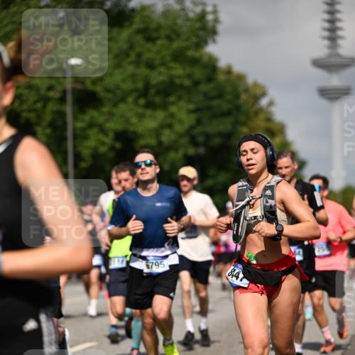 29.06.2025 - hella hamburg halbmarathon Dr. Thomas Lammeyer http://msf.ph/oto/8512257 29.06.2025 10:01:17 Kennedybrücke 1030, 1086, 1094, 1193, 1327, 1422, 1442, 2025, 2119, 2138, 2444, 2595, 2814, 2855, 3048, 3093, 3096, 3103, 3698, 3999, 4261, 4299, 4558, 4726, 5013, 5018, 5021, 5024, 5633, 5744, 5820, 5907, 6033, 6125, 6374, 6631, 6720, 6762, 6795, 6942, 7221, 7259, 7397, 7918, 7930, 7932, 8172, 8413, 8447, 8968, 9060, 9246, 9316, 9739, 9791, 9994, 10040, 10133, 10191, 10192, 10215, 10368, 10376, 10549, 10667, 10896, 11143, 11339, 11430 meine-sportfotos.de