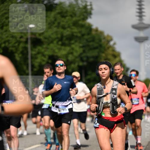 29.06.2025 - hella hamburg halbmarathon Dr. Thomas Lammeyer http://msf.ph/oto/8512263 29.06.2025 10:01:17 Kennedybrücke 1030, 1086, 1094, 1193, 1327, 1422, 1442, 2025, 2119, 2138, 2444, 2595, 2814, 2855, 3048, 3093, 3096, 3103, 3698, 3999, 4261, 4299, 4558, 4726, 5013, 5018, 5021, 5024, 5633, 5744, 5820, 5907, 6033, 6125, 6374, 6631, 6720, 6762, 6795, 6942, 7221, 7259, 7397, 7918, 7930, 7932, 8172, 8413, 8447, 8968, 9060, 9246, 9316, 9739, 9791, 9994, 10040, 10133, 10191, 10192, 10215, 10368, 10376, 10549, 10667, 10896, 11143, 11339, 11430 meine-sportfotos.de
