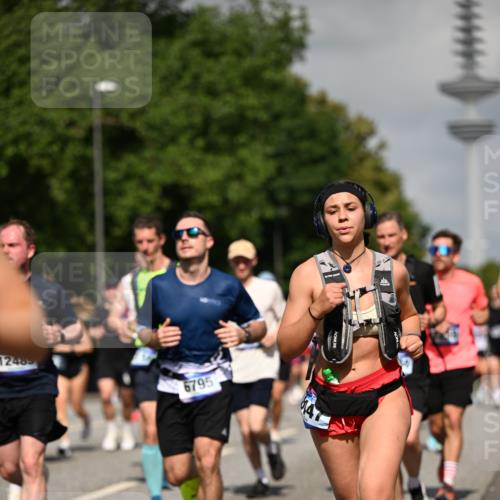 29.06.2025 - hella hamburg halbmarathon Dr. Thomas Lammeyer http://msf.ph/oto/8512266 29.06.2025 10:01:17 Kennedybrücke 1030, 1086, 1094, 1193, 1327, 1422, 1442, 2025, 2119, 2138, 2444, 2595, 2814, 2855, 3048, 3093, 3096, 3103, 3698, 3999, 4261, 4299, 4558, 4726, 5013, 5018, 5021, 5024, 5633, 5744, 5820, 5907, 6033, 6125, 6374, 6631, 6720, 6762, 6795, 6942, 7221, 7259, 7397, 7918, 7930, 7932, 8172, 8413, 8447, 8968, 9060, 9246, 9316, 9739, 9791, 9994, 10040, 10133, 10191, 10192, 10215, 10368, 10376, 10549, 10667, 10896, 11143, 11339, 11430 meine-sportfotos.de