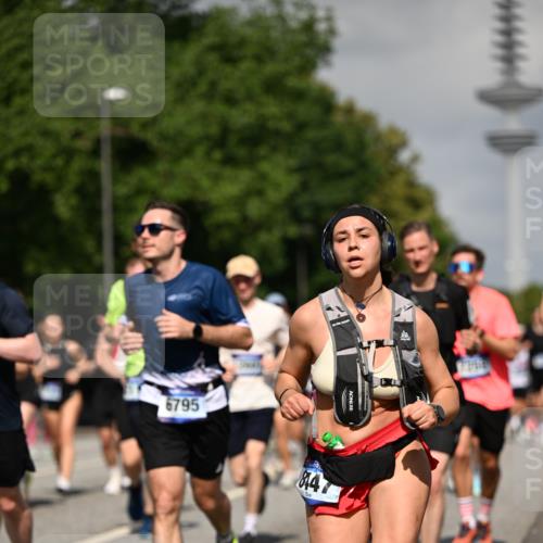 29.06.2025 - hella hamburg halbmarathon Dr. Thomas Lammeyer http://msf.ph/oto/8512281 29.06.2025 10:01:17 Kennedybrücke 1030, 1086, 1094, 1193, 1327, 1422, 1442, 2025, 2119, 2138, 2444, 2595, 2814, 2855, 3048, 3093, 3096, 3103, 3698, 3999, 4261, 4299, 4558, 4726, 5013, 5018, 5021, 5024, 5633, 5744, 5820, 5907, 6033, 6125, 6374, 6631, 6720, 6762, 6795, 6942, 7221, 7259, 7397, 7918, 7930, 7932, 8172, 8413, 8447, 8968, 9060, 9246, 9316, 9739, 9791, 9994, 10040, 10133, 10191, 10192, 10215, 10368, 10376, 10549, 10667, 10896, 11143, 11339, 11430 meine-sportfotos.de