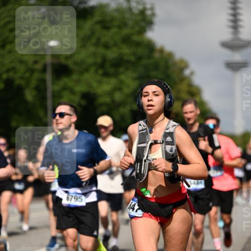 29.06.2025 - hella hamburg halbmarathon Dr. Thomas Lammeyer http://msf.ph/oto/8512289 29.06.2025 10:01:17 Kennedybrücke 1030, 1086, 1094, 1193, 1327, 1422, 1442, 2025, 2119, 2138, 2444, 2595, 2814, 2855, 3048, 3093, 3096, 3103, 3698, 3999, 4261, 4299, 4558, 4726, 5013, 5018, 5021, 5024, 5633, 5744, 5820, 5907, 6033, 6125, 6374, 6631, 6720, 6762, 6795, 6942, 7221, 7259, 7397, 7918, 7930, 7932, 8172, 8413, 8447, 8968, 9060, 9246, 9316, 9739, 9791, 9994, 10040, 10133, 10191, 10192, 10215, 10368, 10376, 10549, 10667, 10896, 11143, 11339, 11430 meine-sportfotos.de