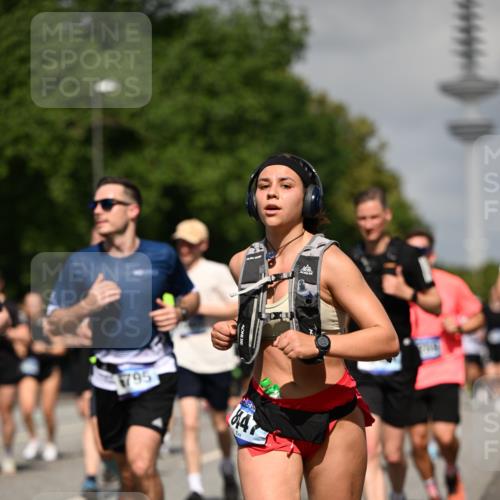 29.06.2025 - hella hamburg halbmarathon Dr. Thomas Lammeyer http://msf.ph/oto/8512296 29.06.2025 10:01:17 Kennedybrücke 1030, 1086, 1094, 1193, 1327, 1422, 1442, 2025, 2119, 2138, 2444, 2595, 2814, 2855, 3048, 3093, 3096, 3103, 3698, 3999, 4261, 4299, 4558, 4726, 5013, 5018, 5021, 5024, 5633, 5744, 5820, 5907, 6033, 6125, 6374, 6631, 6720, 6762, 6795, 6942, 7221, 7259, 7397, 7918, 7930, 7932, 8172, 8413, 8447, 8968, 9060, 9246, 9316, 9739, 9791, 9994, 10040, 10133, 10191, 10192, 10215, 10368, 10376, 10549, 10667, 10896, 11143, 11339, 11430 meine-sportfotos.de