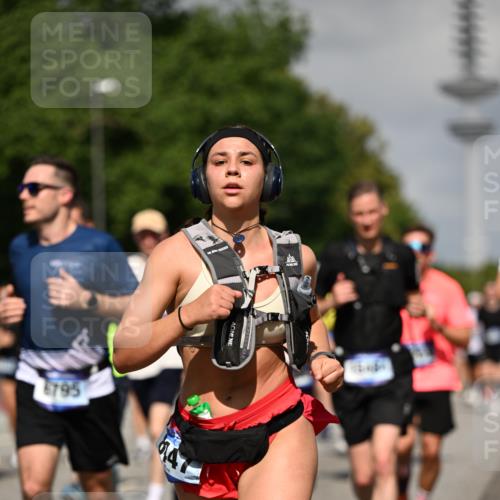29.06.2025 - hella hamburg halbmarathon Dr. Thomas Lammeyer http://msf.ph/oto/8512310 29.06.2025 10:01:18 Kennedybrücke 1030, 1086, 1094, 1193, 1327, 1422, 1442, 2025, 2119, 2138, 2444, 2595, 2814, 2855, 3048, 3093, 3096, 3103, 3698, 3999, 4261, 4299, 4558, 4726, 5013, 5018, 5021, 5024, 5633, 5744, 5820, 5907, 6033, 6125, 6374, 6631, 6720, 6762, 6795, 6942, 7134, 7221, 7259, 7397, 7918, 7930, 7932, 8172, 8413, 8447, 8968, 9060, 9214, 9246, 9316, 9739, 9791, 9994, 10133, 10191, 10192, 10215, 10368, 10376, 10549, 10667, 10860, 10896, 11143, 11339, 11430 meine-sportfotos.de