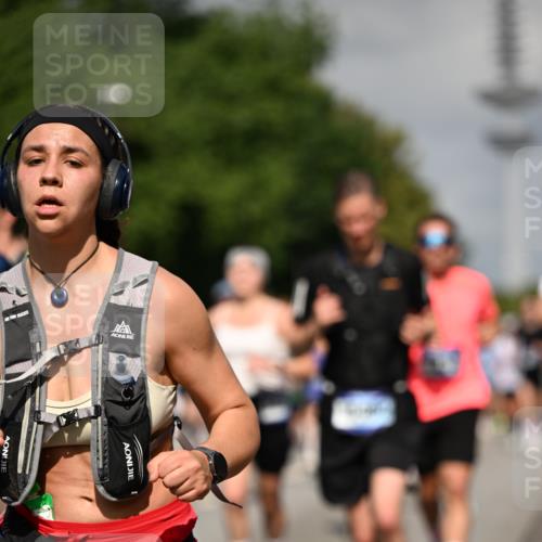 29.06.2025 - hella hamburg halbmarathon Dr. Thomas Lammeyer http://msf.ph/oto/8512336 29.06.2025 10:01:18 Kennedybrücke 1030, 1086, 1094, 1193, 1327, 1422, 1442, 2025, 2119, 2138, 2444, 2595, 2814, 2855, 3048, 3093, 3096, 3103, 3698, 3999, 4261, 4299, 4558, 4726, 5013, 5018, 5021, 5024, 5633, 5744, 5820, 5907, 6033, 6125, 6374, 6631, 6720, 6762, 6795, 6942, 7134, 7221, 7259, 7397, 7918, 7930, 7932, 8172, 8413, 8447, 8968, 9060, 9214, 9246, 9316, 9739, 9791, 9994, 10133, 10191, 10192, 10215, 10368, 10376, 10549, 10667, 10860, 10896, 11143, 11339, 11430 meine-sportfotos.de