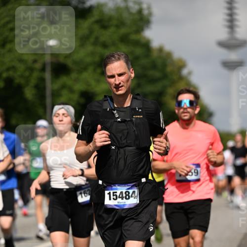 29.06.2025 - hella hamburg halbmarathon Dr. Thomas Lammeyer http://msf.ph/oto/8512364 29.06.2025 10:01:19 Kennedybrücke 1030, 1086, 1094, 1193, 1327, 1422, 1442, 2025, 2119, 2138, 2444, 2595, 2814, 2855, 2946, 3048, 3058, 3093, 3096, 3103, 3698, 3999, 4261, 4299, 4558, 5013, 5018, 5021, 5024, 5633, 5744, 5820, 5907, 6033, 6125, 6374, 6720, 6762, 6795, 6942, 7134, 7221, 7259, 7397, 7742, 7918, 7930, 7932, 8172, 8413, 8447, 9060, 9214, 9246, 9316, 9739, 9791, 9994, 10133, 10191, 10192, 10215, 10368, 10376, 10549, 10667, 10860, 10896, 11143, 11339, 11430 meine-sportfotos.de