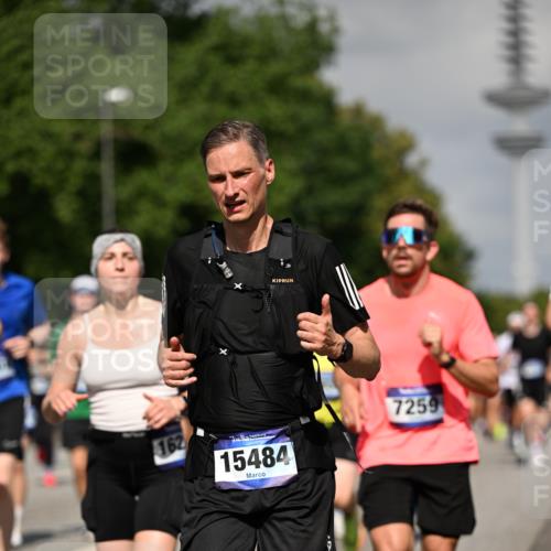 29.06.2025 - hella hamburg halbmarathon Dr. Thomas Lammeyer http://msf.ph/oto/8512373 29.06.2025 10:01:19 Kennedybrücke 1030, 1086, 1094, 1193, 1327, 1422, 1442, 2025, 2119, 2138, 2444, 2595, 2814, 2855, 2946, 3048, 3058, 3093, 3096, 3103, 3698, 3999, 4261, 4299, 4558, 5013, 5018, 5021, 5024, 5633, 5744, 5820, 5907, 6033, 6125, 6374, 6720, 6762, 6795, 6942, 7134, 7221, 7259, 7397, 7742, 7918, 7930, 7932, 8172, 8413, 8447, 9060, 9214, 9246, 9316, 9739, 9791, 9994, 10133, 10191, 10192, 10215, 10368, 10376, 10549, 10667, 10860, 10896, 11143, 11339, 11430 meine-sportfotos.de