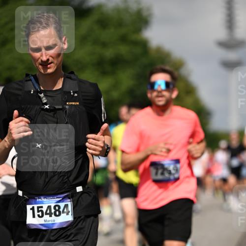 29.06.2025 - hella hamburg halbmarathon Dr. Thomas Lammeyer http://msf.ph/oto/8512397 29.06.2025 10:01:20 Kennedybrücke 1030, 1086, 1094, 1193, 1327, 1422, 1442, 2025, 2119, 2138, 2252, 2444, 2595, 2814, 2855, 2946, 3048, 3058, 3093, 3096, 3103, 3698, 3999, 4261, 4299, 4558, 5013, 5018, 5021, 5024, 5032, 5633, 5744, 5820, 5907, 6033, 6125, 6374, 6720, 6762, 6795, 6942, 7134, 7221, 7259, 7397, 7742, 7918, 7930, 7932, 8172, 8413, 8447, 9060, 9214, 9316, 9739, 9791, 9994, 10133, 10191, 10192, 10215, 10368, 10376, 10549, 10667, 10860, 10896, 11143, 11339, 11430 meine-sportfotos.de