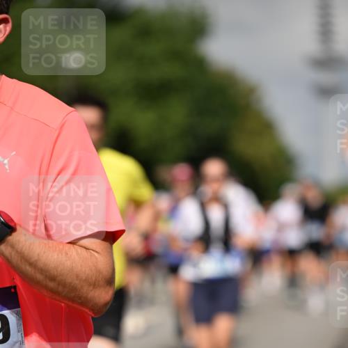 29.06.2025 - hella hamburg halbmarathon Dr. Thomas Lammeyer http://msf.ph/oto/8512459 29.06.2025 10:01:21 Kennedybrücke 1030, 1086, 1094, 1193, 1320, 1327, 1422, 1442, 2025, 2119, 2138, 2252, 2444, 2595, 2855, 2946, 3048, 3058, 3093, 3096, 3103, 3698, 3999, 4261, 4299, 4558, 5018, 5021, 5024, 5032, 5633, 5744, 5820, 5907, 6033, 6125, 6374, 6720, 6762, 6795, 6942, 7134, 7221, 7259, 7397, 7742, 7918, 7930, 7932, 8172, 8413, 8447, 8973, 9060, 9214, 9227, 9316, 9739, 9791, 9994, 10133, 10191, 10192, 10215, 10368, 10376, 10549, 10667, 10860, 10896, 11143, 11430 meine-sportfotos.de