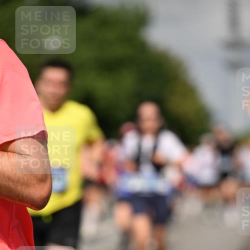 29.06.2025 - hella hamburg halbmarathon Dr. Thomas Lammeyer http://msf.ph/oto/8512467 29.06.2025 10:01:22 Kennedybrücke 1030, 1086, 1094, 1193, 1320, 1321, 1327, 1422, 1442, 2025, 2119, 2138, 2252, 2444, 2855, 2946, 3048, 3058, 3093, 3096, 3103, 3698, 3999, 4261, 4299, 4558, 5018, 5021, 5024, 5032, 5633, 5744, 5820, 5907, 6033, 6125, 6374, 6569, 6720, 6762, 6795, 6942, 7134, 7221, 7259, 7397, 7742, 7930, 7932, 7952, 8172, 8413, 8447, 8973, 9060, 9214, 9227, 9316, 9739, 9791, 9994, 10133, 10191, 10192, 10215, 10368, 10376, 10549, 10667, 10860, 11143, 11430 meine-sportfotos.de