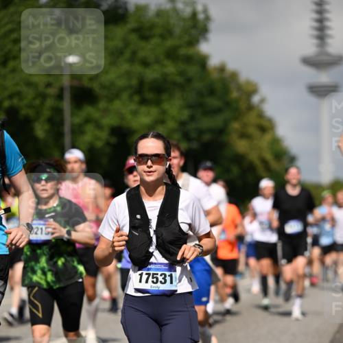 29.06.2025 - hella hamburg halbmarathon Dr. Thomas Lammeyer http://msf.ph/oto/8512501 29.06.2025 10:01:23 Kennedybrücke 1030, 1086, 1094, 1193, 1320, 1321, 1327, 1422, 1442, 2025, 2119, 2138, 2252, 2444, 2855, 2946, 3048, 3058, 3093, 3096, 3103, 3698, 3999, 4261, 4558, 5018, 5021, 5024, 5032, 5633, 5744, 5820, 5907, 6125, 6374, 6569, 6720, 6762, 6795, 6942, 7134, 7221, 7259, 7397, 7742, 7930, 7932, 7952, 8172, 8413, 8447, 8973, 9060, 9214, 9227, 9316, 9739, 9791, 9994, 10133, 10191, 10192, 10215, 10368, 10376, 10549, 10860, 11143, 11430 meine-sportfotos.de