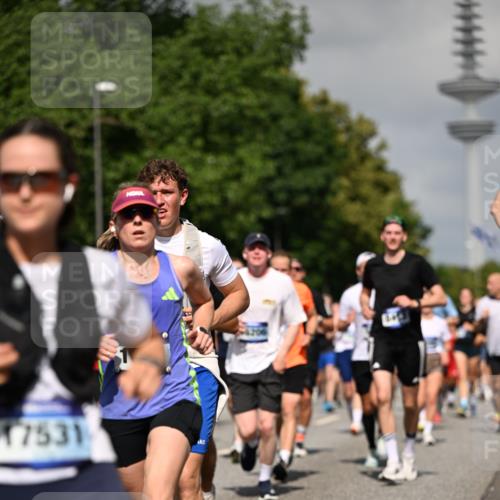 29.06.2025 - hella hamburg halbmarathon Dr. Thomas Lammeyer http://msf.ph/oto/8512534 29.06.2025 10:01:24 Kennedybrücke 1030, 1086, 1094, 1193, 1320, 1321, 1327, 1422, 1442, 2025, 2119, 2138, 2252, 2444, 2855, 2946, 3048, 3058, 3093, 3096, 3103, 3698, 3999, 4261, 4379, 4558, 5018, 5021, 5024, 5032, 5633, 5744, 5820, 5907, 6374, 6569, 6720, 6762, 6776, 6795, 6942, 7134, 7221, 7259, 7397, 7742, 7930, 7932, 7952, 8172, 8413, 8447, 8973, 9060, 9214, 9227, 9316, 9739, 9791, 9994, 10133, 10191, 10192, 10215, 10368, 10376, 10549, 10860, 11143, 11430 meine-sportfotos.de