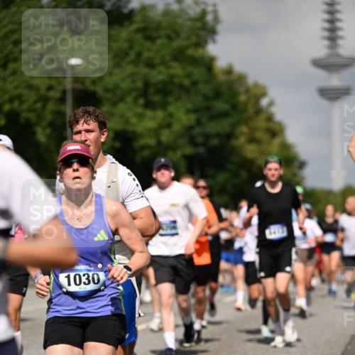 29.06.2025 - hella hamburg halbmarathon Dr. Thomas Lammeyer http://msf.ph/oto/8512545 29.06.2025 10:01:24 Kennedybrücke 1030, 1086, 1094, 1193, 1320, 1321, 1327, 1422, 1442, 2025, 2119, 2138, 2252, 2444, 2855, 2946, 3048, 3058, 3093, 3096, 3103, 3698, 3999, 4261, 4379, 4558, 5018, 5021, 5024, 5032, 5633, 5744, 5820, 5907, 6374, 6569, 6720, 6762, 6776, 6795, 6942, 7134, 7221, 7259, 7397, 7742, 7930, 7932, 7952, 8172, 8413, 8447, 8973, 9060, 9214, 9227, 9316, 9739, 9791, 9994, 10133, 10191, 10192, 10215, 10368, 10376, 10549, 10860, 11143, 11430 meine-sportfotos.de