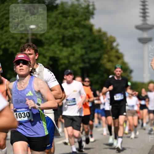 29.06.2025 - hella hamburg halbmarathon Dr. Thomas Lammeyer http://msf.ph/oto/8512547 29.06.2025 10:01:24 Kennedybrücke 1030, 1086, 1094, 1193, 1320, 1321, 1327, 1422, 1442, 2025, 2119, 2138, 2252, 2444, 2855, 2946, 3048, 3058, 3093, 3096, 3103, 3698, 3999, 4261, 4379, 4558, 5018, 5021, 5024, 5032, 5633, 5744, 5820, 5907, 6374, 6569, 6720, 6762, 6776, 6795, 6942, 7134, 7221, 7259, 7397, 7742, 7930, 7932, 7952, 8172, 8413, 8447, 8973, 9060, 9214, 9227, 9316, 9739, 9791, 9994, 10133, 10191, 10192, 10215, 10368, 10376, 10549, 10860, 11143, 11430 meine-sportfotos.de