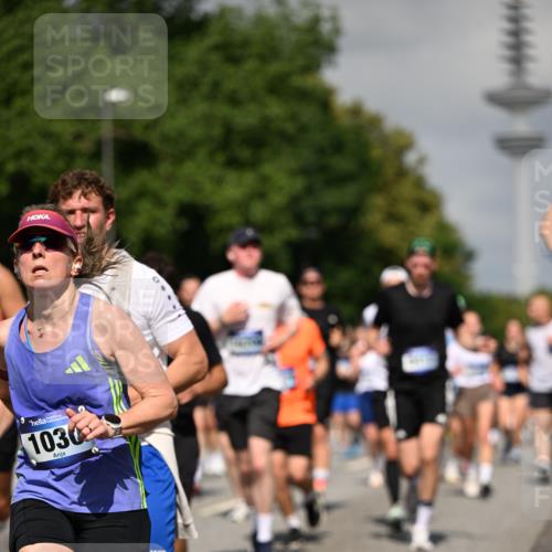 29.06.2025 - hella hamburg halbmarathon Dr. Thomas Lammeyer http://msf.ph/oto/8512559 29.06.2025 10:01:24 Kennedybrücke 1030, 1086, 1094, 1193, 1320, 1321, 1327, 1422, 1442, 2025, 2119, 2138, 2252, 2444, 2855, 2946, 3048, 3058, 3093, 3096, 3103, 3698, 3999, 4261, 4379, 4558, 5018, 5021, 5024, 5032, 5633, 5744, 5820, 5907, 6374, 6569, 6720, 6762, 6776, 6795, 6942, 7134, 7221, 7259, 7397, 7742, 7930, 7932, 7952, 8172, 8413, 8447, 8973, 9060, 9214, 9227, 9316, 9739, 9791, 9994, 10133, 10191, 10192, 10215, 10368, 10376, 10549, 10860, 11143, 11430 meine-sportfotos.de