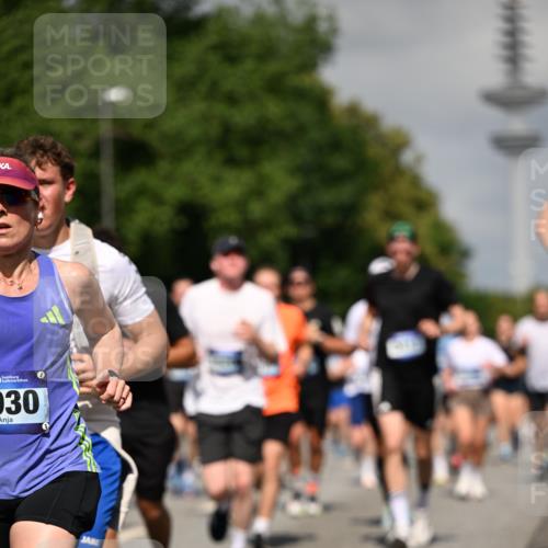 29.06.2025 - hella hamburg halbmarathon Dr. Thomas Lammeyer http://msf.ph/oto/8512580 29.06.2025 10:01:24 Kennedybrücke 1030, 1086, 1094, 1193, 1320, 1321, 1327, 1422, 1442, 2025, 2119, 2138, 2252, 2444, 2855, 2946, 3048, 3058, 3093, 3096, 3103, 3698, 3999, 4261, 4379, 4558, 5018, 5021, 5024, 5032, 5633, 5744, 5820, 5907, 6374, 6569, 6720, 6762, 6776, 6795, 6942, 7134, 7221, 7259, 7397, 7742, 7930, 7932, 7952, 8172, 8413, 8447, 8973, 9060, 9214, 9227, 9316, 9739, 9791, 9994, 10133, 10191, 10192, 10215, 10368, 10376, 10549, 10860, 11143, 11430 meine-sportfotos.de
