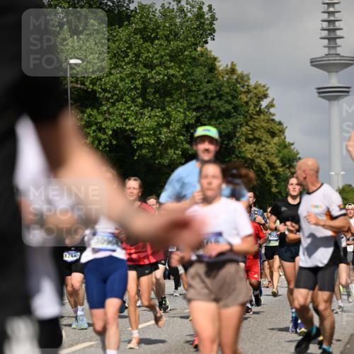 29.06.2025 - hella hamburg halbmarathon Dr. Thomas Lammeyer http://msf.ph/oto/8512702 29.06.2025 10:01:29 Kennedybrücke 1030, 1094, 1193, 1320, 1321, 1327, 1422, 2025, 2119, 2138, 2252, 2444, 2855, 2946, 3048, 3058, 3093, 3096, 3698, 3999, 4261, 4379, 5021, 5032, 5633, 5820, 5907, 6374, 6569, 6628, 6720, 6762, 6776, 6795, 6942, 7134, 7221, 7259, 7397, 7478, 7742, 7930, 7932, 7952, 7973, 8172, 8413, 8447, 8973, 9214, 9227, 9739, 9791, 9994, 10133, 10191, 10192, 10215, 10368, 10376, 10860, 11143, 11430 meine-sportfotos.de