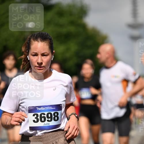 29.06.2025 - hella hamburg halbmarathon Dr. Thomas Lammeyer http://msf.ph/oto/8512765 29.06.2025 10:01:31 Kennedybrücke 1030, 1094, 1193, 1320, 1321, 1327, 1422, 1870, 2025, 2119, 2138, 2252, 2397, 2444, 2855, 2946, 3048, 3058, 3093, 3096, 3698, 3999, 4379, 5021, 5032, 5633, 5820, 5907, 6374, 6569, 6628, 6720, 6776, 6942, 7134, 7221, 7259, 7397, 7478, 7594, 7742, 7930, 7932, 7952, 7973, 8172, 8176, 8413, 8973, 9214, 9227, 9739, 9791, 9994, 10133, 10191, 10192, 10215, 10368, 10376, 10860, 11143, 11430 meine-sportfotos.de
