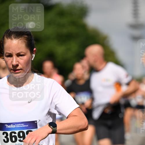 29.06.2025 - hella hamburg halbmarathon Dr. Thomas Lammeyer http://msf.ph/oto/8512779 29.06.2025 10:01:31 Kennedybrücke 1030, 1094, 1193, 1320, 1321, 1327, 1422, 1870, 2025, 2119, 2138, 2252, 2397, 2444, 2855, 2946, 3048, 3058, 3093, 3096, 3698, 3999, 4379, 5021, 5032, 5633, 5820, 5907, 6374, 6569, 6628, 6720, 6776, 6942, 7134, 7221, 7259, 7397, 7478, 7594, 7742, 7930, 7932, 7952, 7973, 8172, 8176, 8413, 8973, 9214, 9227, 9739, 9791, 9994, 10133, 10191, 10192, 10215, 10368, 10376, 10860, 11143, 11430 meine-sportfotos.de