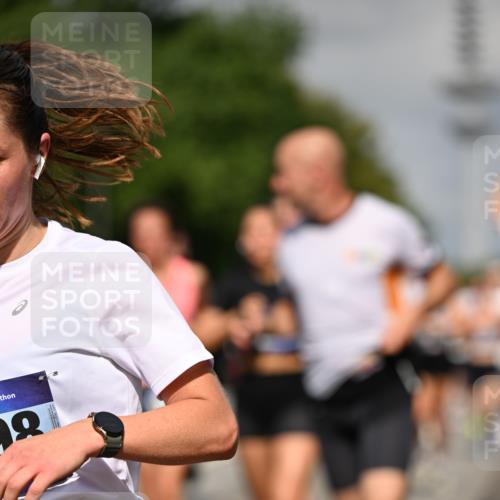 29.06.2025 - hella hamburg halbmarathon Dr. Thomas Lammeyer http://msf.ph/oto/8512781 29.06.2025 10:01:31 Kennedybrücke 1030, 1094, 1193, 1320, 1321, 1327, 1422, 1870, 2025, 2119, 2138, 2252, 2397, 2444, 2855, 2946, 3048, 3058, 3093, 3096, 3698, 3999, 4379, 5021, 5032, 5633, 5820, 5907, 6374, 6569, 6628, 6720, 6776, 6942, 7134, 7221, 7259, 7397, 7478, 7594, 7742, 7930, 7932, 7952, 7973, 8172, 8176, 8413, 8973, 9214, 9227, 9739, 9791, 9994, 10133, 10191, 10192, 10215, 10368, 10376, 10860, 11143, 11430 meine-sportfotos.de