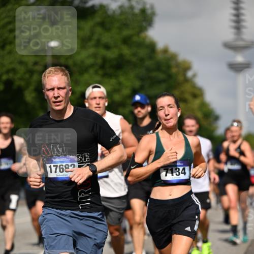 29.06.2025 - hella hamburg halbmarathon Dr. Thomas Lammeyer http://msf.ph/oto/8512920 29.06.2025 10:01:36 Kennedybrücke 1030, 1094, 1193, 1258, 1320, 1321, 1335, 1422, 1870, 2138, 2252, 2397, 2444, 2946, 3048, 3058, 3096, 3698, 3999, 4379, 4986, 5021, 5032, 5633, 5672, 5820, 5907, 6356, 6374, 6569, 6628, 6720, 6776, 7134, 7221, 7478, 7594, 7646, 7724, 7742, 7930, 7932, 7952, 7973, 8172, 8176, 8413, 8689, 8973, 9214, 9227, 9739, 9791, 9994, 10368, 10376, 10860, 11143, 11430 meine-sportfotos.de
