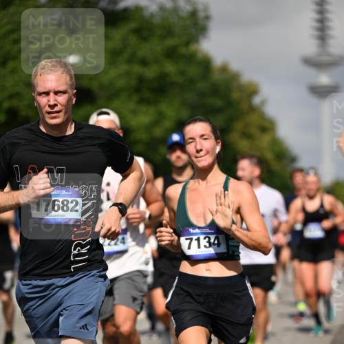 29.06.2025 - hella hamburg halbmarathon Dr. Thomas Lammeyer http://msf.ph/oto/8512928 29.06.2025 10:01:36 Kennedybrücke 1030, 1094, 1193, 1258, 1320, 1321, 1335, 1422, 1870, 2138, 2252, 2397, 2444, 2946, 3048, 3058, 3096, 3698, 3999, 4379, 4986, 5021, 5032, 5633, 5672, 5820, 5907, 6356, 6374, 6569, 6628, 6720, 6776, 7134, 7221, 7478, 7594, 7646, 7724, 7742, 7930, 7932, 7952, 7973, 8172, 8176, 8413, 8689, 8973, 9214, 9227, 9739, 9791, 9994, 10368, 10376, 10860, 11143, 11430 meine-sportfotos.de