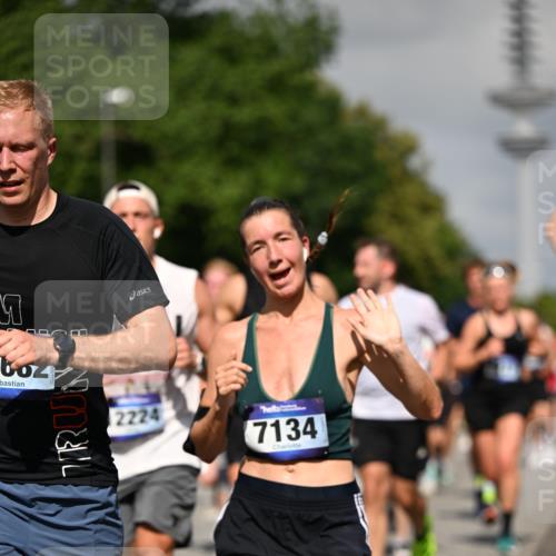 29.06.2025 - hella hamburg halbmarathon Dr. Thomas Lammeyer http://msf.ph/oto/8512936 29.06.2025 10:01:36 Kennedybrücke 1030, 1094, 1193, 1258, 1320, 1321, 1335, 1422, 1870, 2138, 2252, 2397, 2444, 2946, 3048, 3058, 3096, 3698, 3999, 4379, 4986, 5021, 5032, 5633, 5672, 5820, 5907, 6356, 6374, 6569, 6628, 6720, 6776, 7134, 7221, 7478, 7594, 7646, 7724, 7742, 7930, 7932, 7952, 7973, 8172, 8176, 8413, 8689, 8973, 9214, 9227, 9739, 9791, 9994, 10368, 10376, 10860, 11143, 11430 meine-sportfotos.de