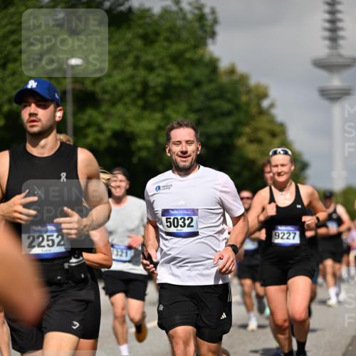 29.06.2025 - hella hamburg halbmarathon Dr. Thomas Lammeyer http://msf.ph/oto/8512970 29.06.2025 10:01:38 Kennedybrücke 1094, 1193, 1258, 1320, 1321, 1335, 1422, 1870, 2138, 2252, 2397, 2444, 2448, 2488, 2946, 3048, 3058, 3096, 3698, 3999, 4379, 4986, 5021, 5032, 5633, 5672, 5820, 5907, 6356, 6374, 6569, 6628, 6776, 7134, 7221, 7478, 7594, 7646, 7724, 7742, 7952, 7973, 8172, 8176, 8413, 8689, 8973, 9145, 9214, 9227, 9739, 9791, 9994, 10368, 10376, 10860, 11143, 11430 meine-sportfotos.de