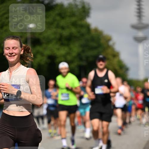 29.06.2025 - hella hamburg halbmarathon Dr. Thomas Lammeyer http://msf.ph/oto/8513164 29.06.2025 10:01:43 Kennedybrücke 1094, 1179, 1193, 1258, 1320, 1321, 1335, 1422, 1563, 1870, 2252, 2397, 2448, 2488, 2612, 2636, 2946, 3048, 3058, 3999, 4379, 4814, 4986, 5032, 5093, 5633, 5672, 5907, 6356, 6374, 6569, 6628, 6776, 7134, 7478, 7594, 7646, 7724, 7742, 7952, 7973, 7976, 8172, 8176, 8689, 8973, 9065, 9145, 9214, 9227, 9835, 10368, 10376, 10860, 11217 meine-sportfotos.de
