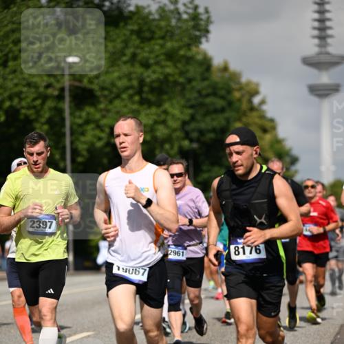 29.06.2025 - hella hamburg halbmarathon Dr. Thomas Lammeyer http://msf.ph/oto/8513311 29.06.2025 10:01:48 Kennedybrücke 1179, 1258, 1320, 1321, 1335, 1563, 1870, 2252, 2397, 2448, 2488, 2612, 2636, 2946, 3058, 3251, 4379, 4814, 4986, 5032, 5093, 5672, 6164, 6356, 6569, 6628, 6776, 7134, 7409, 7478, 7594, 7646, 7724, 7742, 7952, 7973, 7976, 8176, 8508, 8689, 8973, 9057, 9065, 9145, 9214, 9227, 9656, 9835, 10860, 11208, 11217 meine-sportfotos.de