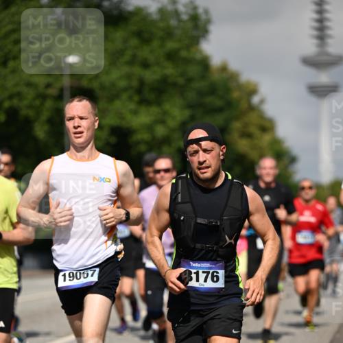 29.06.2025 - hella hamburg halbmarathon Dr. Thomas Lammeyer http://msf.ph/oto/8513320 29.06.2025 10:01:48 Kennedybrücke 1179, 1258, 1320, 1321, 1335, 1563, 1870, 2252, 2397, 2448, 2488, 2612, 2636, 2946, 3058, 3251, 4379, 4814, 4986, 5032, 5093, 5672, 6164, 6356, 6569, 6628, 6776, 7134, 7409, 7478, 7594, 7646, 7724, 7742, 7952, 7973, 7976, 8176, 8508, 8689, 8973, 9057, 9065, 9145, 9214, 9227, 9656, 9835, 10860, 11208, 11217 meine-sportfotos.de