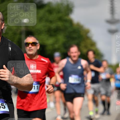 29.06.2025 - hella hamburg halbmarathon Dr. Thomas Lammeyer http://msf.ph/oto/8513445 29.06.2025 10:01:52 Kennedybrücke 1179, 1258, 1321, 1335, 1563, 1870, 2070, 2397, 2448, 2488, 2612, 2636, 3251, 4379, 4814, 4986, 5093, 5672, 6164, 6356, 6569, 6628, 6776, 6897, 7065, 7409, 7478, 7509, 7594, 7646, 7724, 7952, 7973, 7976, 8176, 8449, 8508, 8689, 9057, 9065, 9145, 9656, 9835, 11208, 11217, 11310 meine-sportfotos.de