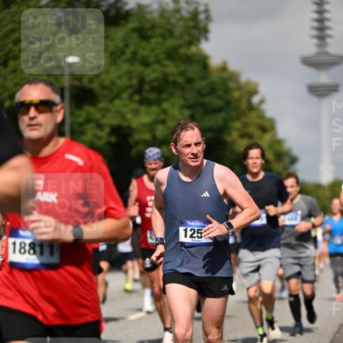 29.06.2025 - hella hamburg halbmarathon Dr. Thomas Lammeyer http://msf.ph/oto/8513452 29.06.2025 10:01:52 Kennedybrücke 1179, 1258, 1321, 1335, 1563, 1870, 2070, 2397, 2448, 2488, 2612, 2636, 3251, 4379, 4814, 4986, 5093, 5672, 6164, 6356, 6569, 6628, 6776, 6897, 7065, 7409, 7478, 7509, 7594, 7646, 7724, 7952, 7973, 7976, 8176, 8449, 8508, 8689, 9057, 9065, 9145, 9656, 9835, 11208, 11217, 11310 meine-sportfotos.de