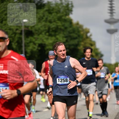 29.06.2025 - hella hamburg halbmarathon Dr. Thomas Lammeyer http://msf.ph/oto/8513458 29.06.2025 10:01:52 Kennedybrücke 1179, 1258, 1321, 1335, 1563, 1870, 2070, 2397, 2448, 2488, 2612, 2636, 3251, 4379, 4814, 4986, 5093, 5672, 6164, 6356, 6569, 6628, 6776, 6897, 7065, 7409, 7478, 7509, 7594, 7646, 7724, 7952, 7973, 7976, 8176, 8449, 8508, 8689, 9057, 9065, 9145, 9656, 9835, 11208, 11217, 11310 meine-sportfotos.de