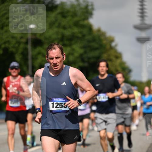 29.06.2025 - hella hamburg halbmarathon Dr. Thomas Lammeyer http://msf.ph/oto/8513478 29.06.2025 10:01:53 Kennedybrücke 1179, 1258, 1335, 1563, 1870, 2070, 2397, 2448, 2488, 2612, 2636, 3251, 4379, 4814, 4986, 5093, 5672, 6164, 6356, 6628, 6776, 6897, 7065, 7409, 7478, 7509, 7594, 7646, 7724, 7973, 7976, 8176, 8449, 8508, 8590, 8689, 9057, 9065, 9145, 9656, 9835, 11208, 11217, 11310 meine-sportfotos.de