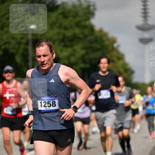29.06.2025 - hella hamburg halbmarathon Dr. Thomas Lammeyer http://msf.ph/oto/8513482 29.06.2025 10:01:53 Kennedybrücke 1179, 1258, 1335, 1563, 1870, 2070, 2397, 2448, 2488, 2612, 2636, 3251, 4379, 4814, 4986, 5093, 5672, 6164, 6356, 6628, 6776, 6897, 7065, 7409, 7478, 7509, 7594, 7646, 7724, 7973, 7976, 8176, 8449, 8508, 8590, 8689, 9057, 9065, 9145, 9656, 9835, 11208, 11217, 11310 meine-sportfotos.de