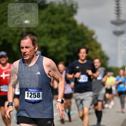 29.06.2025 - hella hamburg halbmarathon Dr. Thomas Lammeyer http://msf.ph/oto/8513485 29.06.2025 10:01:53 Kennedybrücke 1179, 1258, 1335, 1563, 1870, 2070, 2397, 2448, 2488, 2612, 2636, 3251, 4379, 4814, 4986, 5093, 5672, 6164, 6356, 6628, 6776, 6897, 7065, 7409, 7478, 7509, 7594, 7646, 7724, 7973, 7976, 8176, 8449, 8508, 8590, 8689, 9057, 9065, 9145, 9656, 9835, 11208, 11217, 11310 meine-sportfotos.de