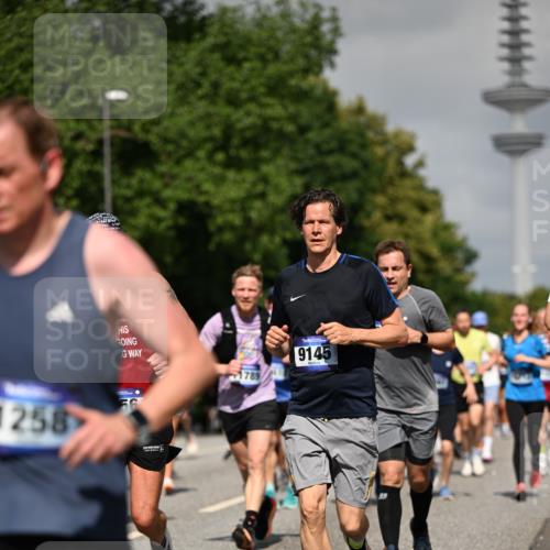 29.06.2025 - hella hamburg halbmarathon Dr. Thomas Lammeyer http://msf.ph/oto/8513491 29.06.2025 10:01:54 Kennedybrücke 1179, 1258, 1335, 1563, 1870, 2070, 2397, 2448, 2488, 2612, 2636, 3251, 4379, 4814, 4986, 5093, 5672, 6164, 6356, 6628, 6776, 6897, 7065, 7409, 7478, 7509, 7594, 7646, 7724, 7896, 7973, 7976, 8176, 8449, 8508, 8590, 8689, 9057, 9065, 9145, 9656, 9835, 11208, 11217, 11310 meine-sportfotos.de