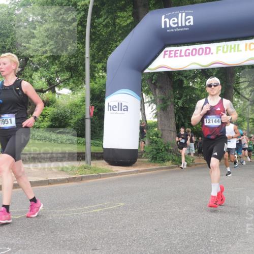 29.06.2025 - hella hamburg halbmarathon KatJ http://msf.ph/oto/8513561 29.06.2025 10:45:31 Zwischen KM18-KM19 1946, 1951, 2159, 4796, 7138 meine-sportfotos.de