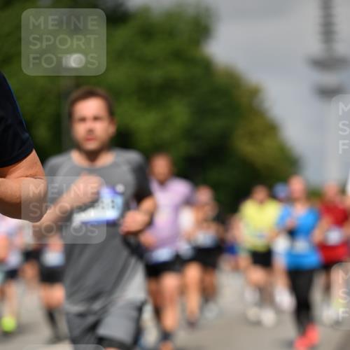 29.06.2025 - hella hamburg halbmarathon Dr. Thomas Lammeyer http://msf.ph/oto/8513594 29.06.2025 10:01:56 Kennedybrücke 1179, 1258, 1335, 1563, 1870, 2070, 2397, 2448, 2488, 2612, 2636, 2711, 3251, 4814, 4986, 5093, 5672, 5894, 6164, 6356, 6628, 6897, 7065, 7409, 7478, 7509, 7594, 7646, 7724, 7896, 7976, 8176, 8449, 8508, 8590, 8689, 9057, 9065, 9145, 9656, 9835, 11208, 11217, 11310, 11416 meine-sportfotos.de