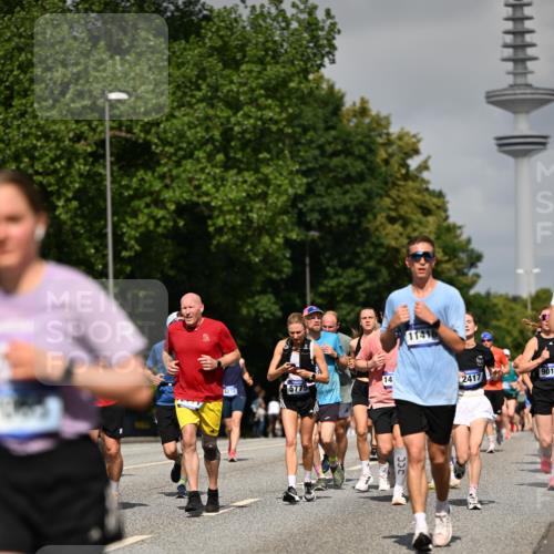 29.06.2025 - hella hamburg halbmarathon Dr. Thomas Lammeyer http://msf.ph/oto/8513992 29.06.2025 10:02:10 Kennedybrücke 1034, 1179, 1563, 1815, 2029, 2070, 2417, 2612, 2636, 2711, 3041, 3114, 3251, 3819, 4814, 4903, 5093, 5259, 5305, 5378, 5775, 5894, 6164, 6272, 6580, 6754, 6897, 7065, 7409, 7509, 7856, 7896, 8311, 8449, 8508, 8590, 8825, 9012, 9057, 9065, 9562, 9656, 9835, 10084, 11208, 11214, 11217, 11310, 11416 meine-sportfotos.de