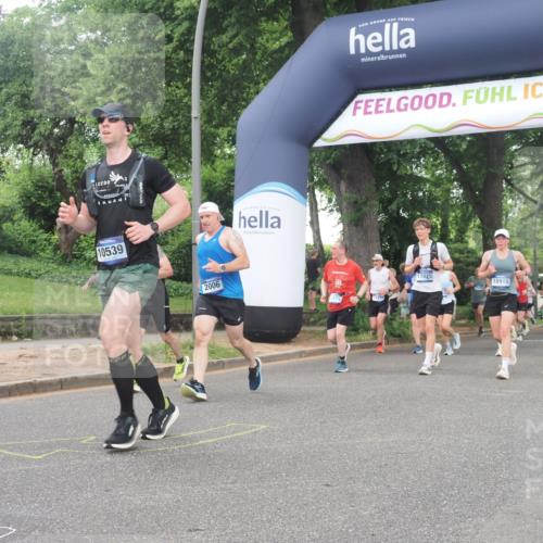 29.06.2025 - hella hamburg halbmarathon KatJ http://msf.ph/oto/8514005 29.06.2025 10:45:55 Zwischen KM18-KM19 1285, 2006, 5926, 6202 meine-sportfotos.de