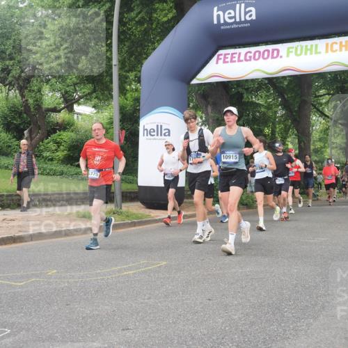 29.06.2025 - hella hamburg halbmarathon KatJ http://msf.ph/oto/8514021 29.06.2025 10:45:57 Zwischen KM18-KM19 1285, 2006, 2957 meine-sportfotos.de