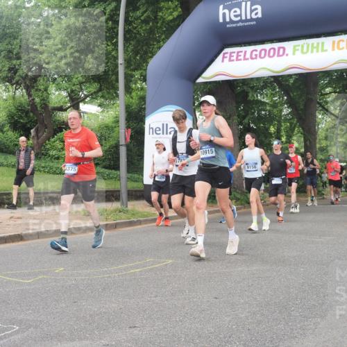 29.06.2025 - hella hamburg halbmarathon KatJ http://msf.ph/oto/8514028 29.06.2025 10:45:57 Zwischen KM18-KM19 1285, 2006, 2957 meine-sportfotos.de