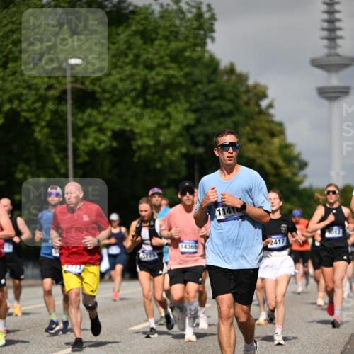 29.06.2025 - hella hamburg halbmarathon Dr. Thomas Lammeyer http://msf.ph/oto/8514030 29.06.2025 10:02:11 Kennedybrücke 1034, 1179, 1815, 2029, 2070, 2417, 2636, 2711, 3041, 3114, 3251, 3819, 4814, 4903, 5093, 5259, 5305, 5378, 5721, 5775, 5894, 6164, 6272, 6580, 6754, 6897, 7065, 7409, 7509, 7856, 7896, 8311, 8449, 8508, 8590, 8825, 9012, 9057, 9065, 9562, 9656, 9835, 10084, 11208, 11214, 11217, 11310, 11416 meine-sportfotos.de