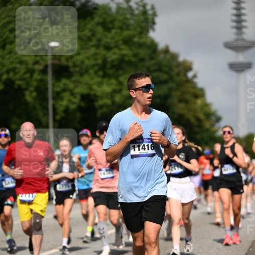 29.06.2025 - hella hamburg halbmarathon Dr. Thomas Lammeyer http://msf.ph/oto/8514049 29.06.2025 10:02:12 Kennedybrücke 1034, 1179, 1285, 1815, 2029, 2070, 2417, 2711, 3041, 3114, 3251, 3819, 4903, 5093, 5259, 5305, 5378, 5721, 5775, 5894, 6164, 6272, 6580, 6754, 6897, 7065, 7409, 7509, 7856, 7896, 8311, 8449, 8508, 8590, 8825, 9012, 9057, 9065, 9562, 9656, 9835, 10084, 11208, 11214, 11217, 11310, 11416 meine-sportfotos.de