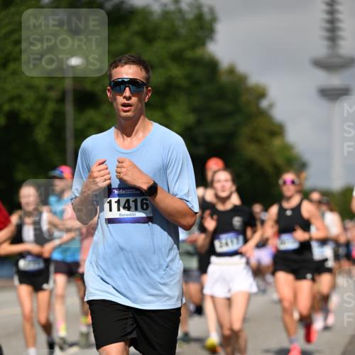 29.06.2025 - hella hamburg halbmarathon Dr. Thomas Lammeyer http://msf.ph/oto/8514066 29.06.2025 10:02:13 Kennedybrücke 1034, 1285, 1815, 2029, 2034, 2070, 2417, 2711, 3041, 3114, 3251, 3819, 4903, 5093, 5259, 5305, 5378, 5721, 5775, 5894, 6164, 6272, 6580, 6754, 6897, 7065, 7409, 7509, 7856, 7896, 8311, 8449, 8508, 8590, 8825, 9012, 9057, 9562, 9656, 10084, 11208, 11214, 11217, 11310, 11416 meine-sportfotos.de